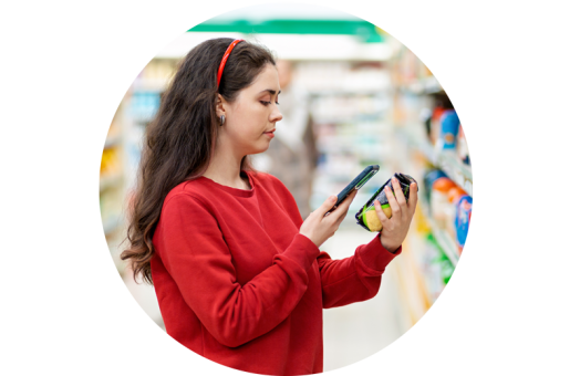 consommateur scanne qr code sur un produit