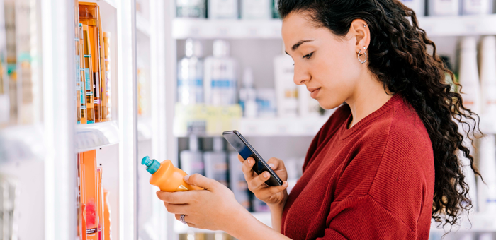 une femme scanne un produit cosmétique