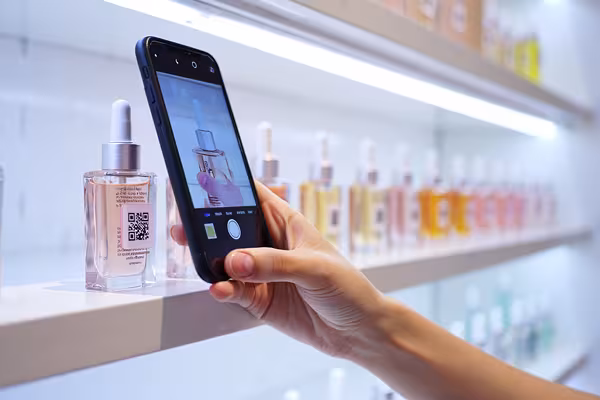 scanne un qr code sur un produit cosmétique