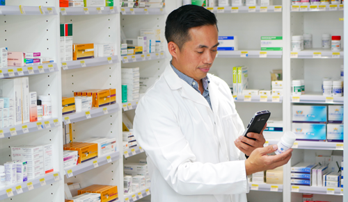 card pharmacien scanne médicaments